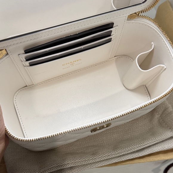 Chanel vanity White Quilted Crossbody Bag with Chain. Come with bag. - Picture 2 of 8